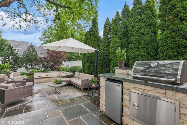 261 Woodstock Ave, Glen Ellyn, IL 60137 - view of patio with an outdoor living space and an outdoor kitchen