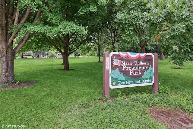 261 Woodstock Ave, Glen Ellyn, IL 60137 - view of community featuring a yard