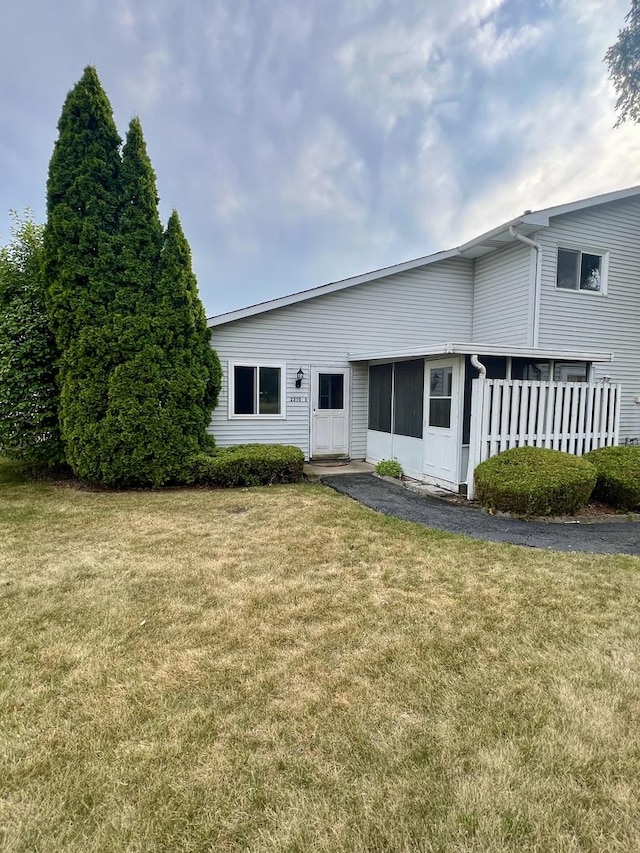 2350 Carnation Dr Unit 4, Crest Hill, IL 60403 - back of house featuring a yard
