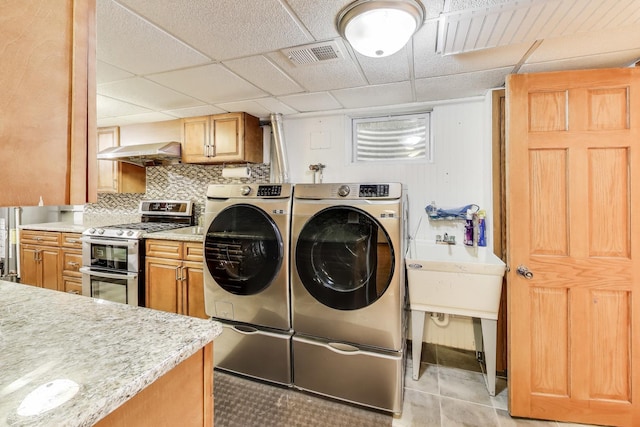835 Tomawadee Ln, Park Ridge, IL 60068 - laundry room featuring washing machine and clothes dryer