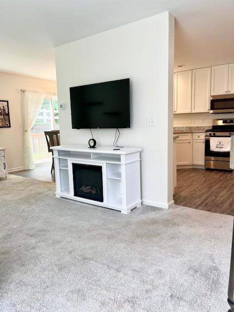 7031 Country Club Hills Dr, Fox Lake, IL 60020 - carpeted living area with baseboards