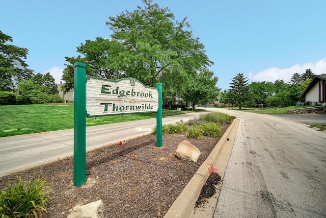 29W409 White Oak Dr, Warrenville, IL 60555 - exterior view