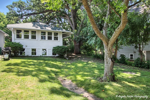 67 Wells St, Fox Lake, IL 60020 - view of front facade featuring a front yard