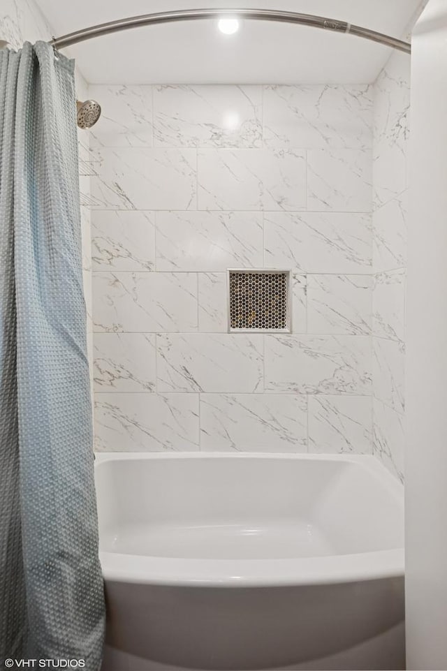2543 Crawford Ave, Evanston, IL 60201 - full bath with shower / bath combo with shower curtain