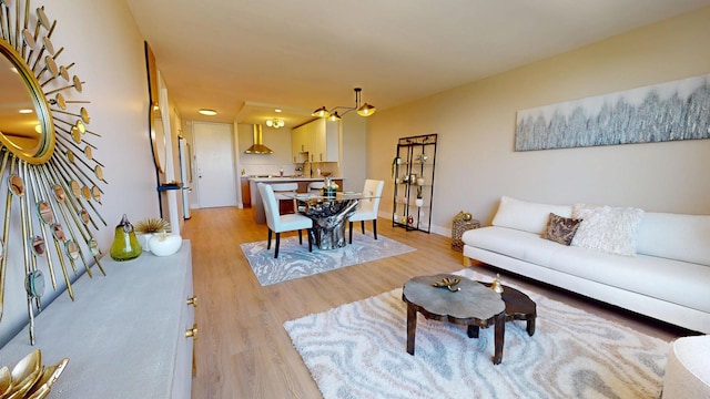 720 W Gordon Ter Unit 6J, Chicago, IL 60613 - living area with light wood-style flooring