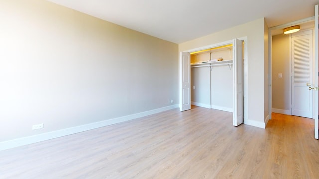 720 W Gordon Ter Unit 6J, Chicago, IL 60613 - unfurnished bedroom featuring light wood-style floors and a closet
