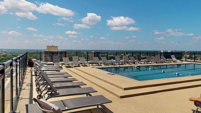 720 W Gordon Ter Unit 6J, Chicago, IL 60613 - view of pool