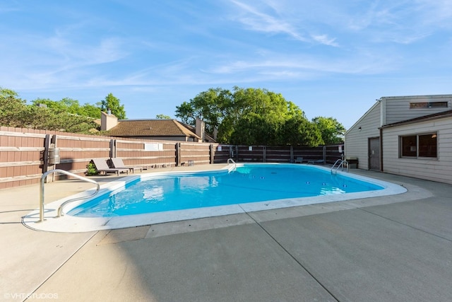 3341 Beacon St Unit 32, North Chicago, IL 60064 - view of pool featuring a fenced backyard and a patio area