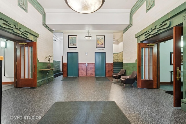 732 S Financial Pl Unit 202, Chicago, IL 60605 - building lobby featuring wainscoting