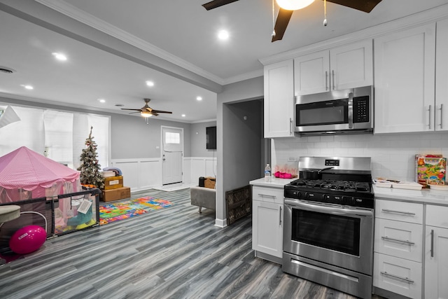 19 Apple Ln, Park Forest, IL 60466 - kitchen featuring appliances with stainless steel finishes, a ceiling fan, light countertops, dark wood-style flooring, and crown molding