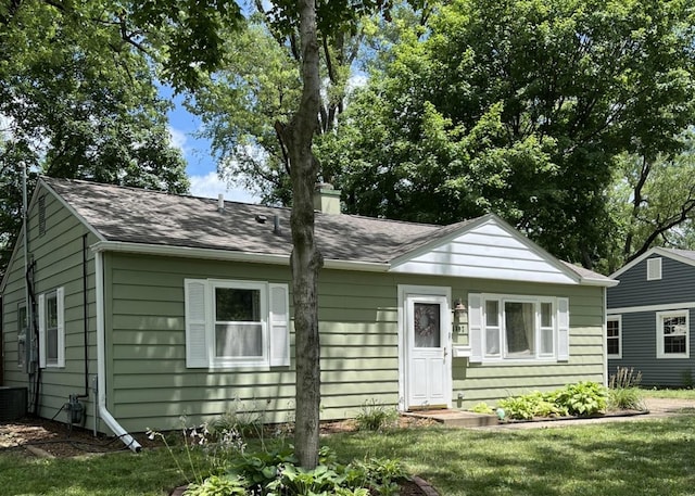 1302 Briarcliff Dr, Urbana, IL 61801 - bungalow with roof with shingles, a chimney, and a front yard