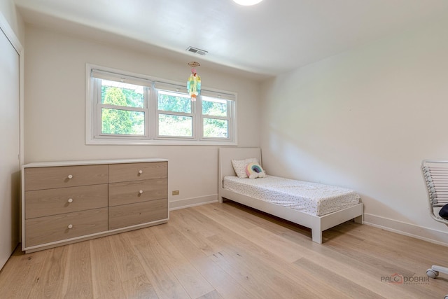 16 Yorkshire Dr, Lincolnshire, IL 60069 - bedroom with light wood-style flooring and baseboards