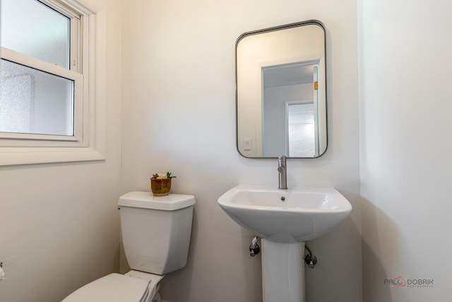 16 Yorkshire Dr, Lincolnshire, IL 60069 - half bathroom with toilet