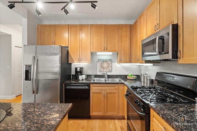 1250 S Michigan Ave Unit 1007, Chicago, IL 60605 - kitchen featuring black appliances, light wood-type flooring, dark stone counters, and ceiling fan
