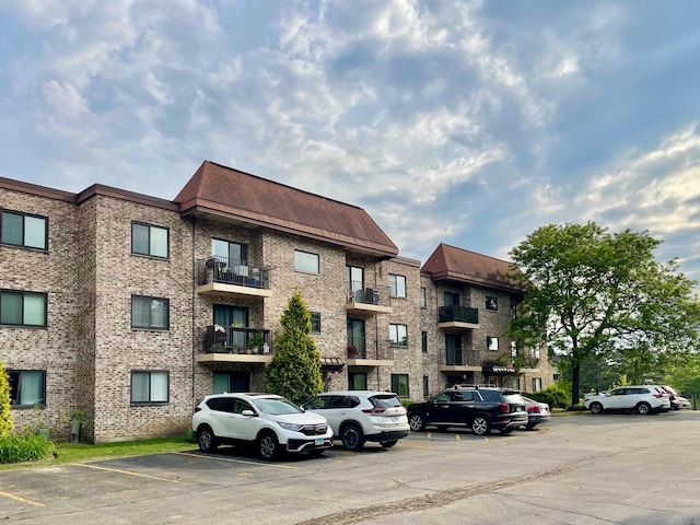 5511 Chateau Dr Unit 5, Rolling Meadows, IL 60008 - view of apartment building / complex with uncovered parking