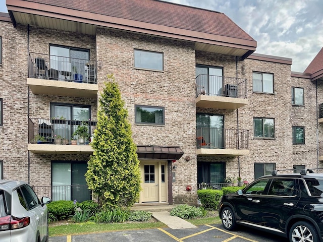 5511 Chateau Dr Unit 5, Rolling Meadows, IL 60008 - view of apartment building / complex featuring uncovered parking
