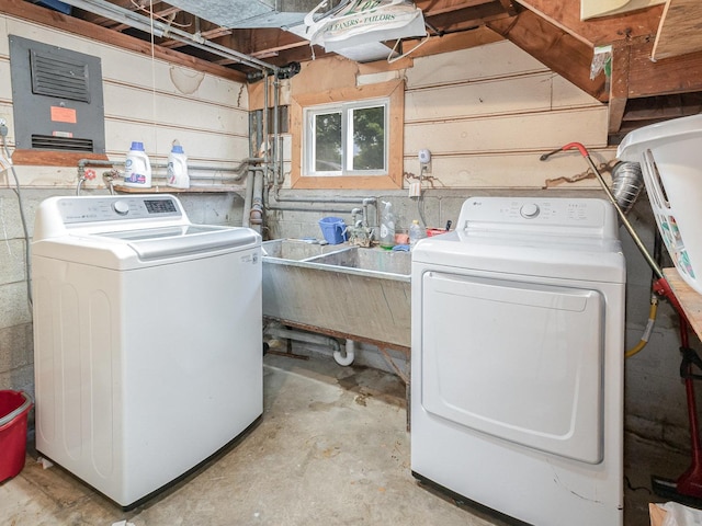 316 S Park St, Westmont, IL 60559 - laundry room featuring washing machine and clothes dryer