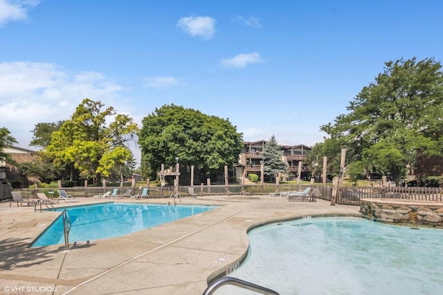 5204 Midlothian Unit 214, Crestwood, IL 60418 - community pool with a patio area