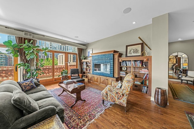 849 W Monroe St Unit Ph5, Chicago, IL 60607 - living area featuring wood finished floors and recessed lighting