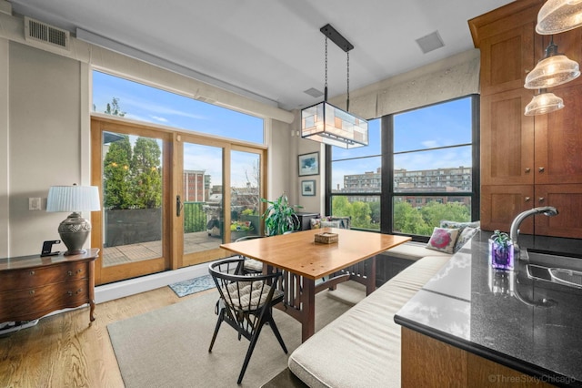 849 W Monroe St Unit Ph5, Chicago, IL 60607 - dining room with healthy amount of natural light, light wood finished floors, and a city view