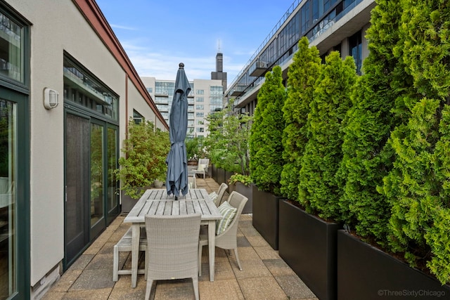 849 W Monroe St Unit Ph5, Chicago, IL 60607 - view of patio featuring outdoor dining area and a city view