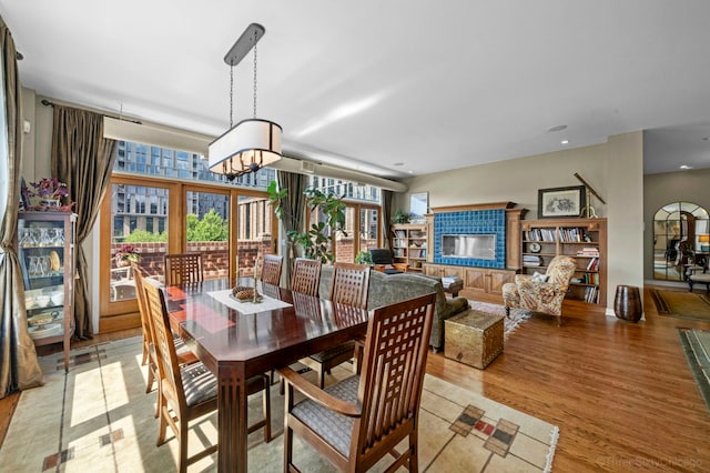 849 W Monroe St Unit Ph5, Chicago, IL 60607 - dining space with a chandelier and light wood-style floors