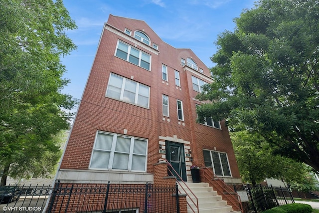 1931 N Campbell Ave Unit 2S, Chicago, IL 60647 - view of property with a fenced front yard