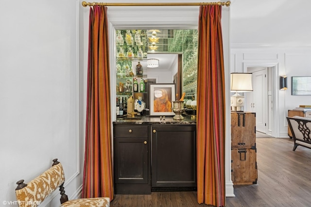 1255 N State Pkwy Unit 3D, Chicago, IL 60610 - bar with crown molding and wood finished floors