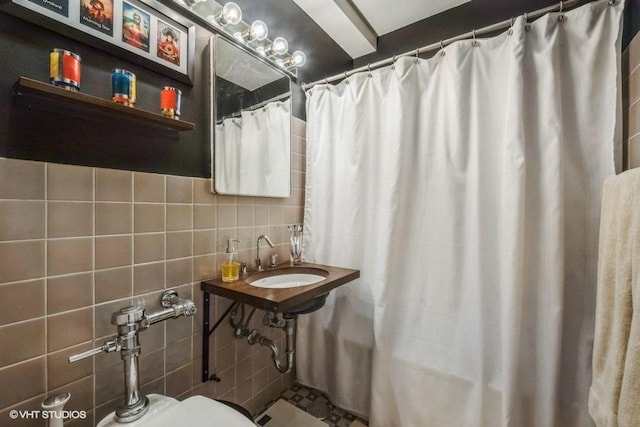880 N Lake Shore Dr Unit 6F, Chicago, IL 60611 - bathroom featuring backsplash, tile walls, and curtained shower