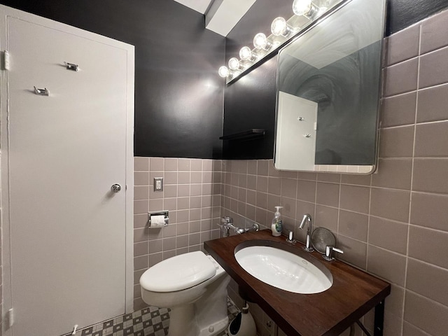 880 N Lake Shore Dr Unit 6F, Chicago, IL 60611 - half bathroom with tile walls, vanity, and tasteful backsplash