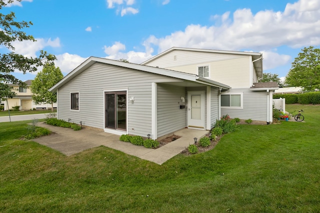 331 Regatta Point -, Schaumburg, IL 60194 - rear view of house with a yard and a patio
