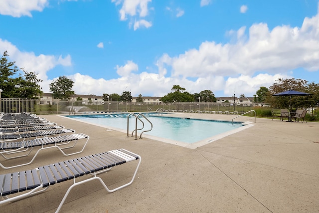 331 Regatta Point -, Schaumburg, IL 60194 - community pool with a patio area