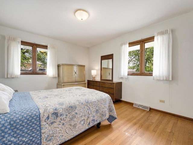 628 W 15th St, Chicago Heights, IL 60411 - bedroom featuring light wood-type flooring and baseboards