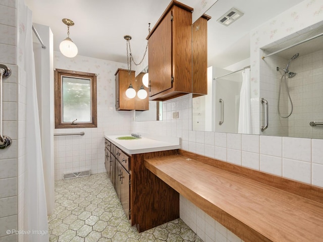 628 W 15th St, Chicago Heights, IL 60411 - bathroom with a tile shower, vanity, and tile patterned floors