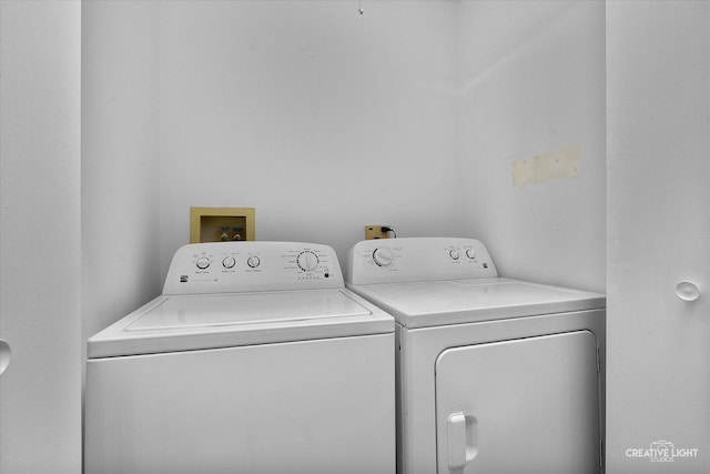 61 King Dr, Streamwood, IL 60107 - laundry area featuring independent washer and dryer