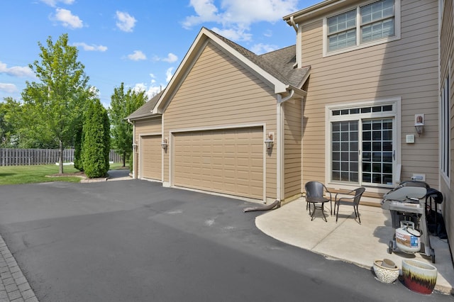 700 E Sunnyside Ave, Libertyville, IL 60048 - garage with driveway