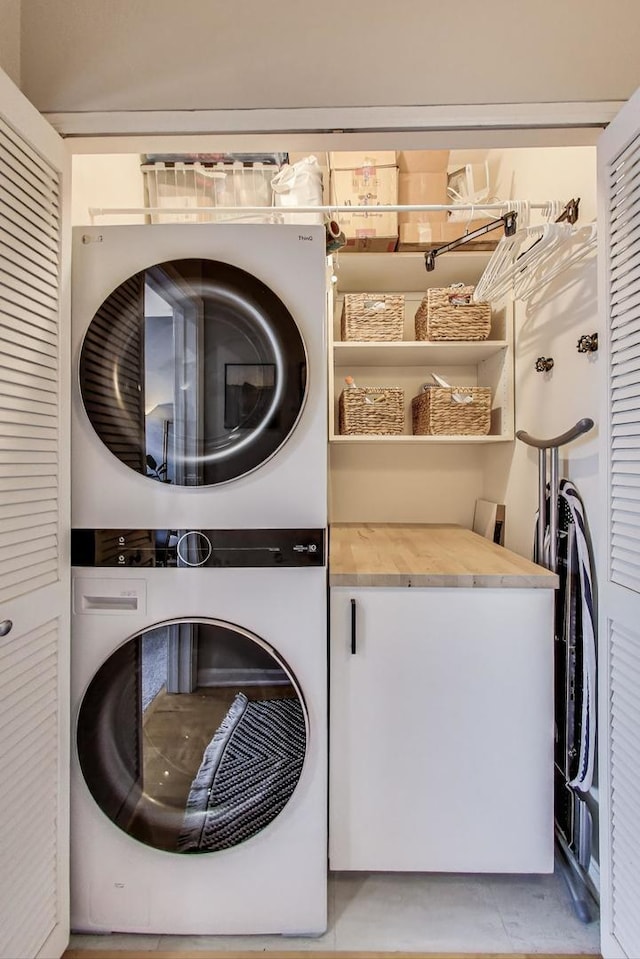1601 N Paulina St Unit 2D, Chicago, IL 60622 - washroom with stacked washing machine and dryer