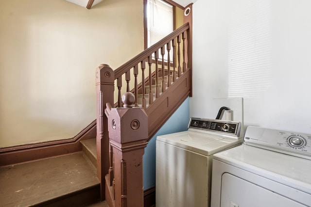 809 W 4th St, Sterling, IL 61081 - laundry area with washing machine and dryer