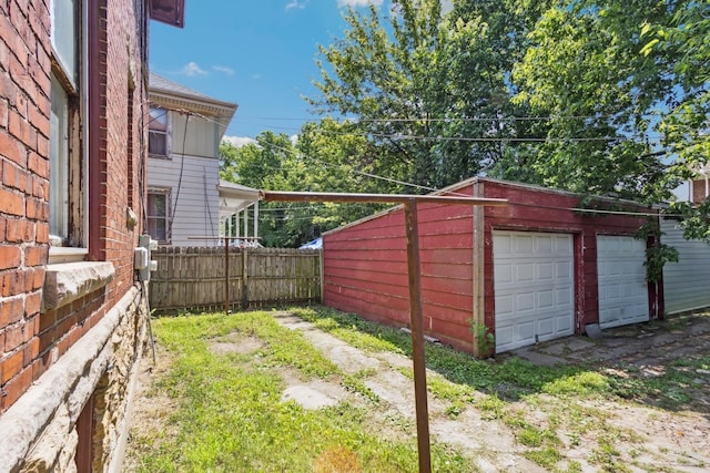 809 W 4th St, Sterling, IL 61081 - view of yard featuring an outdoor structure and a garage