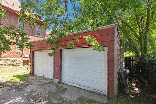 809 W 4th St, Sterling, IL 61081 - view of garage