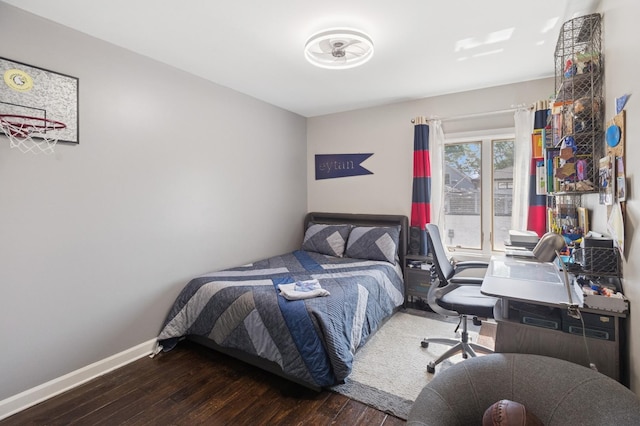 2446 N Janssen Ave, Chicago, IL 60614 - bedroom with wood finished floors and an office area