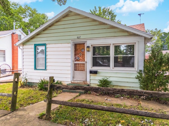607 W Grant Ave, Pontiac, IL 61764 - view of bungalow-style house