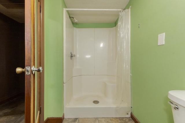 607 W Grant Ave, Pontiac, IL 61764 - full bath with toilet and a shower with curtain