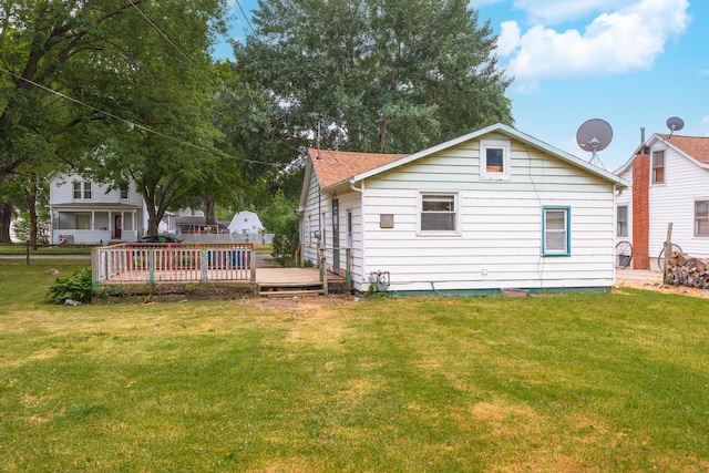 607 W Grant Ave, Pontiac, IL 61764 - back of property featuring a yard and a deck