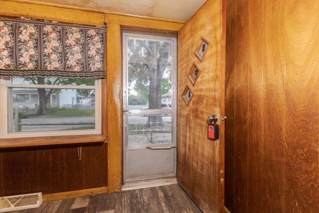 607 W Grant Ave, Pontiac, IL 61764 - entryway with wood finished floors