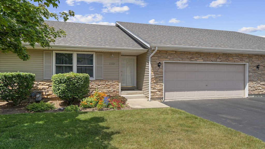 1113 Rose Dr, Sycamore, IL 60178 - photo 1