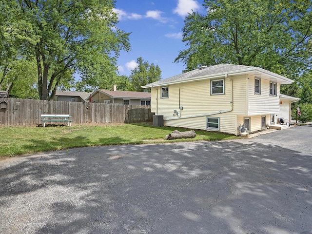 0S544 E St, Winfield, IL 60190 - back of house with a patio area