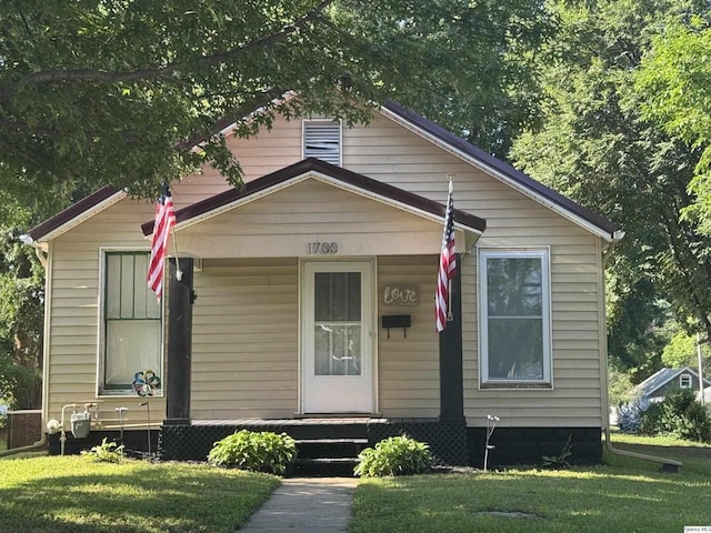 1700 Sycamore, Quincy, IL 62301 - view of front of property featuring a front lawn and a porch