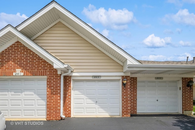 285 Sheffield Dr, Schaumburg, IL 60194 - garage with driveway