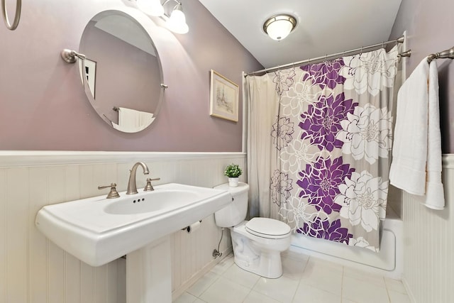 920 Matthew Ct, Naperville, IL 60540 - bathroom with shower / tub combo and wainscoting